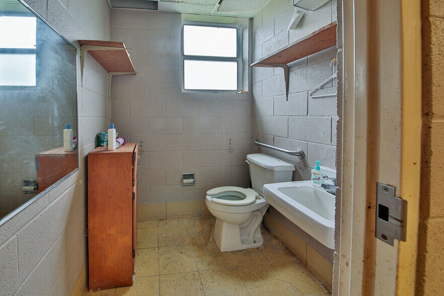 More Photos Of 805 Cleburne, West Helena Self Storage For Sale