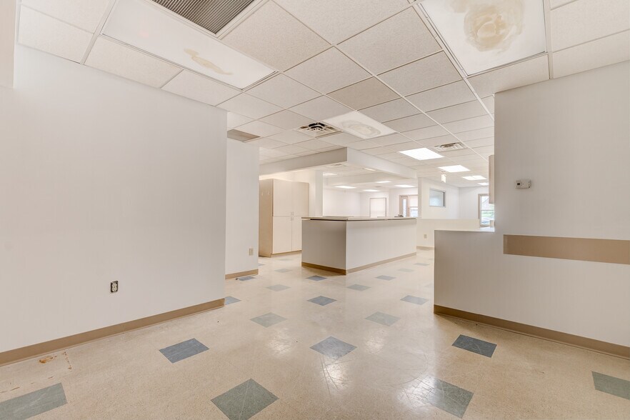 More Photos Of 860 NW Washington Blvd, Hamilton Medical For Sale
