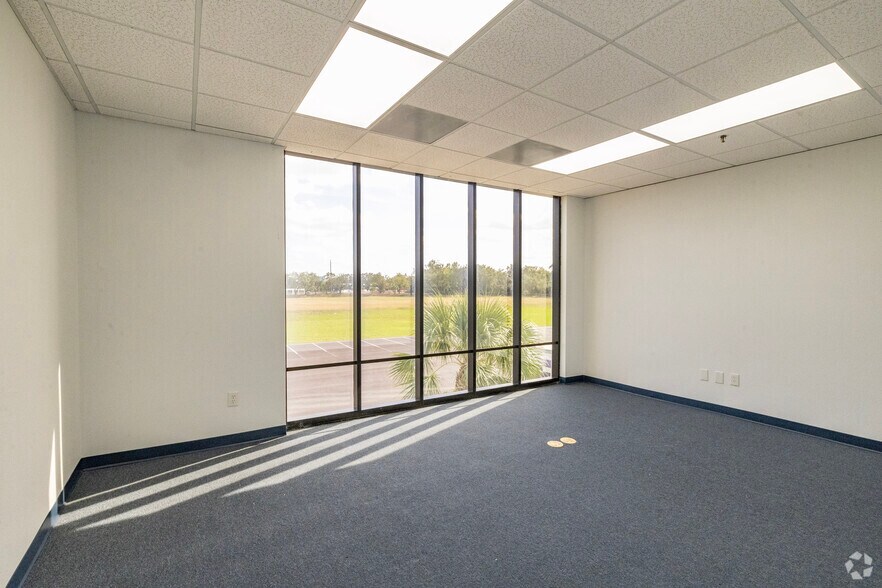 More Photos Of 6708 Harney Rd, Tampa Distribution For Lease