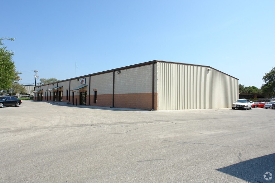 More Photos Of 15555 Tradesman Dr, San Antonio Light Distribution For Lease
