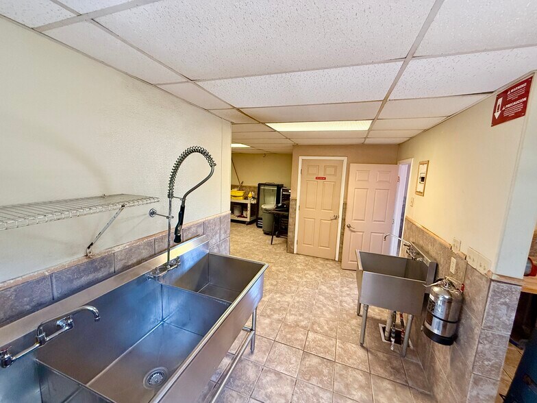 More Photos Of 903 15th St, Ozona General Retail For Sale