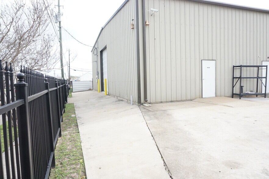 More Photos Of 5603 Northdale St, Houston Warehouse For Lease
