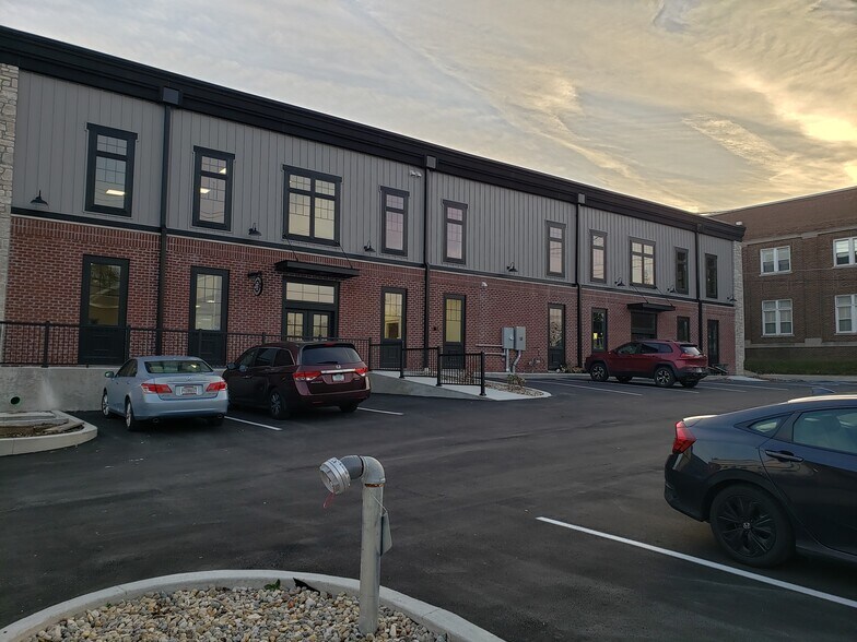 More Photos Of 120-180 W Main St, Danville Storefront Retail Office For Lease