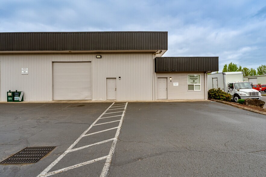 More Photos Of 4224 W 7th Ave, Eugene Service For Lease