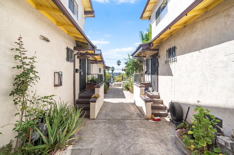 Primary Photo Of 1727 Bellevue Ave, Los Angeles Apartments For Sale