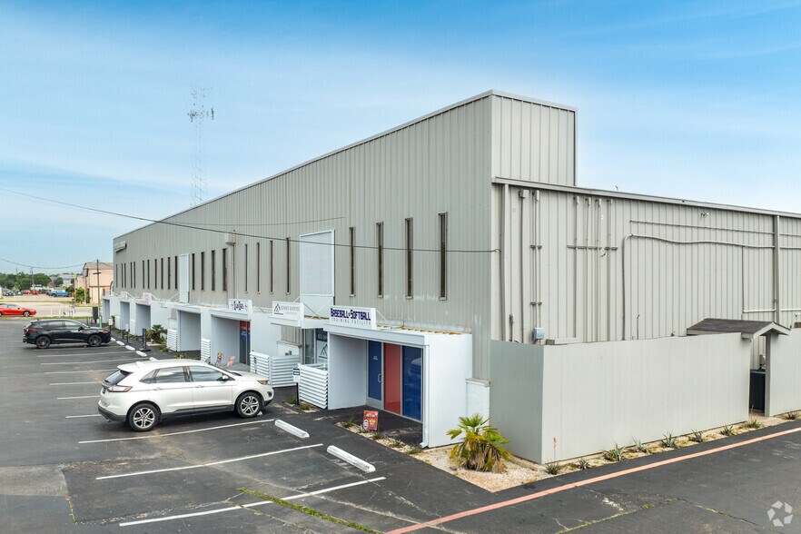 More Photos Of 1331 E Broadway St, Pearland Light Distribution For Lease