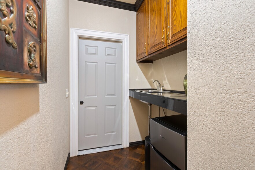 More Photos Of 306 N Main St, Bentonville Hospitality For Sale