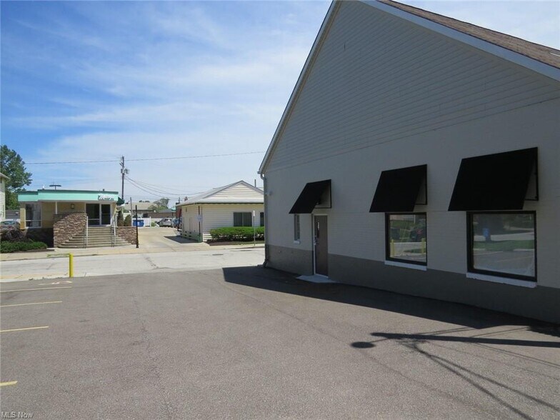 More Photos Of 15000 Madison Ave, Lakewood Office Residential For Lease