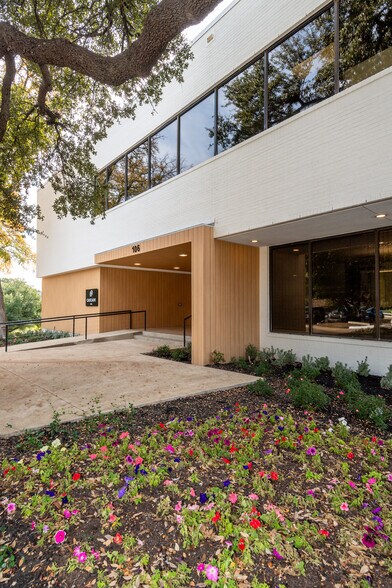 More Photos Of 104 Decker Ct, Irving Unknown For Lease