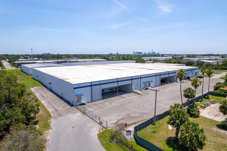 More Photos Of 2700-2716 Hazelhurst Ave, Orlando Warehouse For Lease