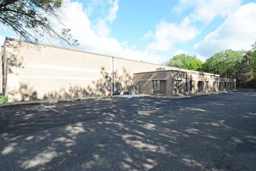 More Photos Of 15 Yorkton Ct, Little Canada Manufacturing For Sale