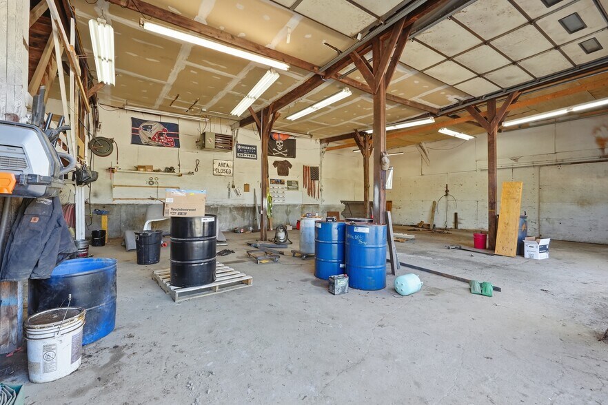More Photos Of 383 Westhampton Rd, Northampton Warehouse For Lease