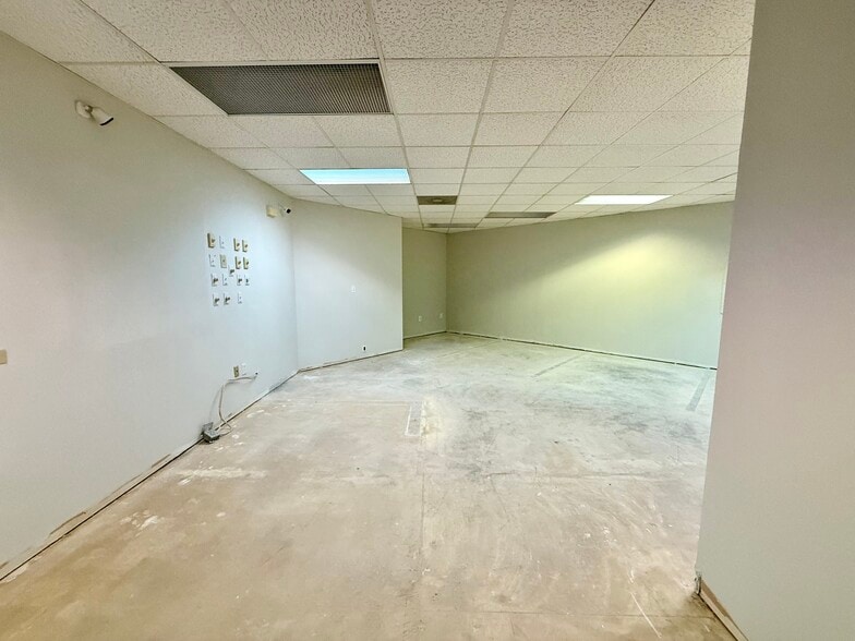 More Photos Of 11750 Business Park Dr, Waldorf General Retail For Lease