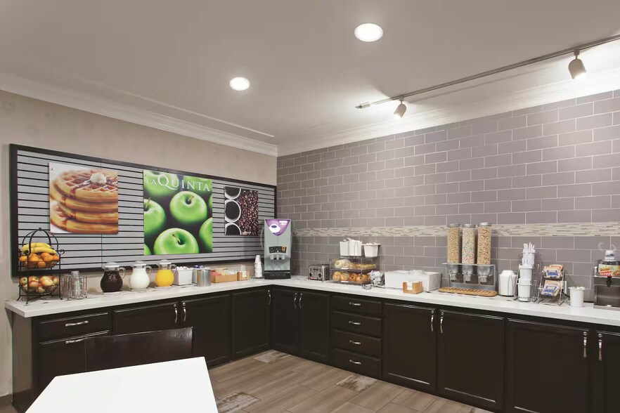 More Photos Of 20 W Pacheco Blvd, Los Banos Hotel For Sale