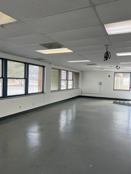 More Photos Of 8300 Dow Cir, Strongsville Light Distribution For Lease