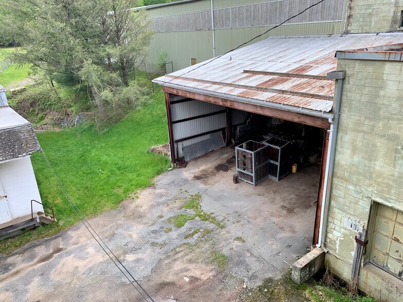 More Photos Of 240 Chestnut St, Liberty Warehouse For Lease