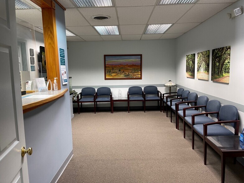 More Photos Of 304 Federal Rd, Brookfield Office For Lease