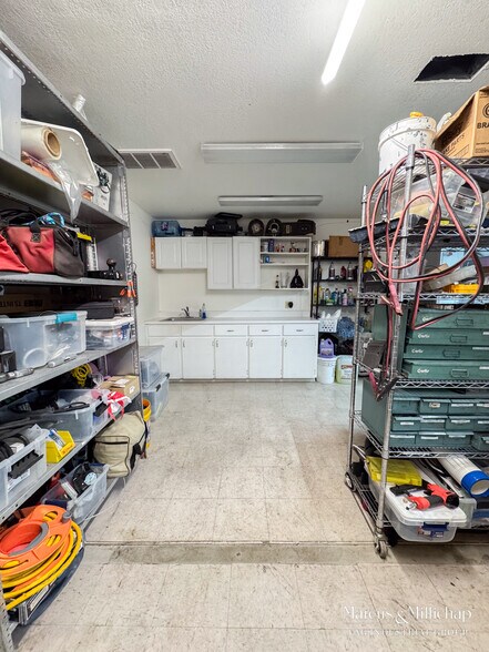 More Photos Of 209 Tradesmen Dr, Hutto Warehouse For Sale