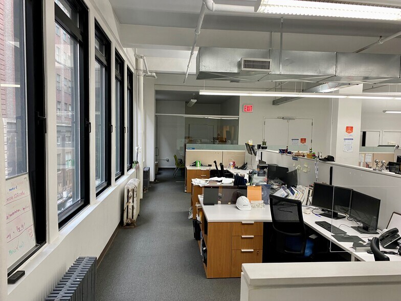More Photos Of 131 W 35th St, New York Office For Sale