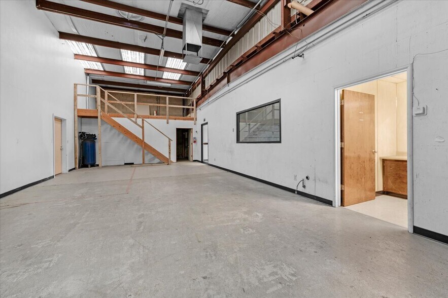 More Photos Of 1027 W Murray Ave, Visalia Service For Sale