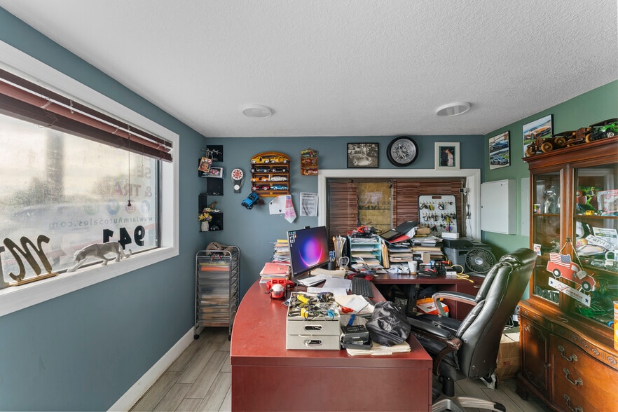 More Photos Of 5712 15th St, Bradenton Auto Dealership For Sale