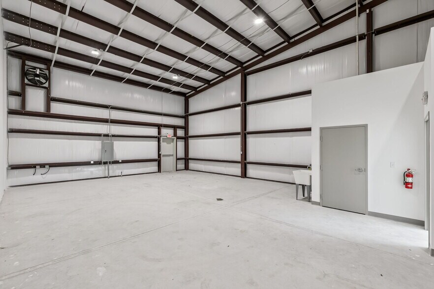 More Photos Of 7120 Sampey Rd, Groveland Business Park For Lease