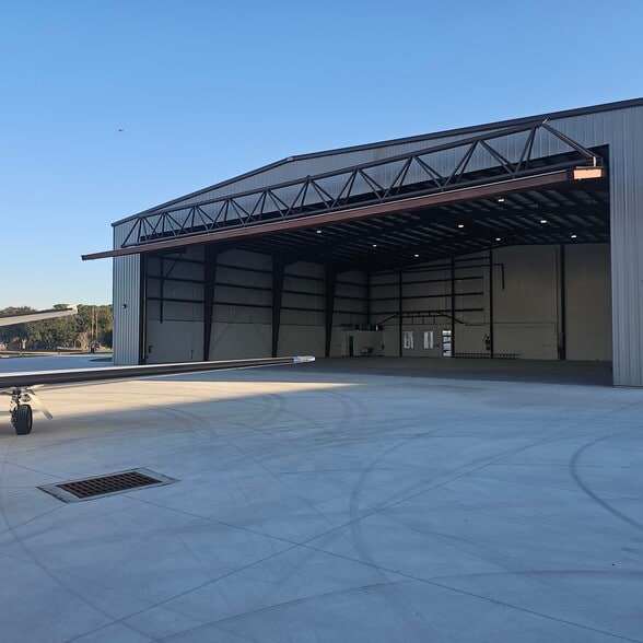 More Photos Of 923 Biscayne Blvd, Deland Airplane Hangar For Sale
