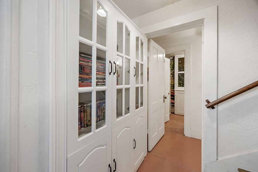 More Photos Of 2336 Table Rock Rd, Medford Freestanding For Sale