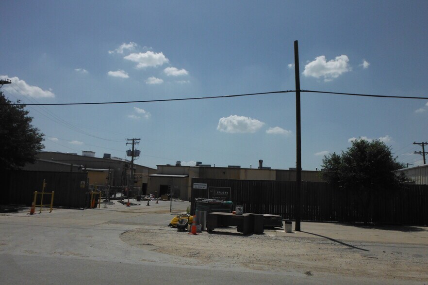 More Photos Of 418 E Jones St, Lewisville Warehouse For Lease