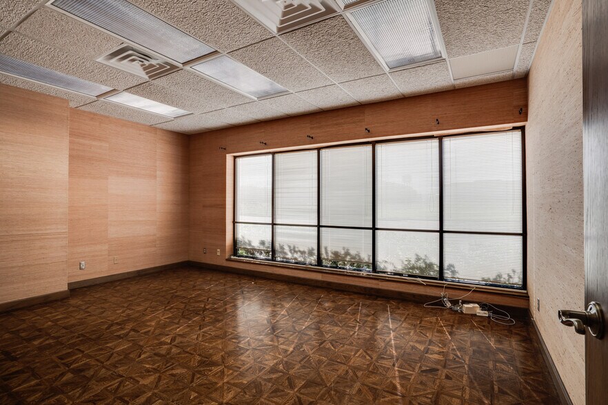 More Photos Of 2716 Commerce St, Wichita Falls Industrial For Sale