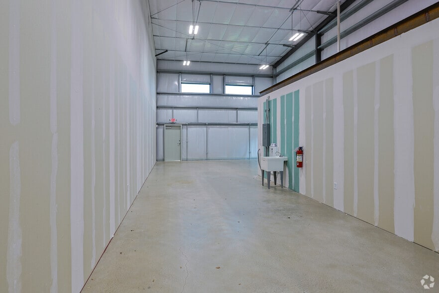 More Photos Of 704 Progress Dr, Killeen Light Distribution For Sale