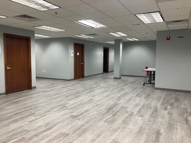 More Photos Of 2020 Front St, Cuyahoga Falls Office Residential For Lease