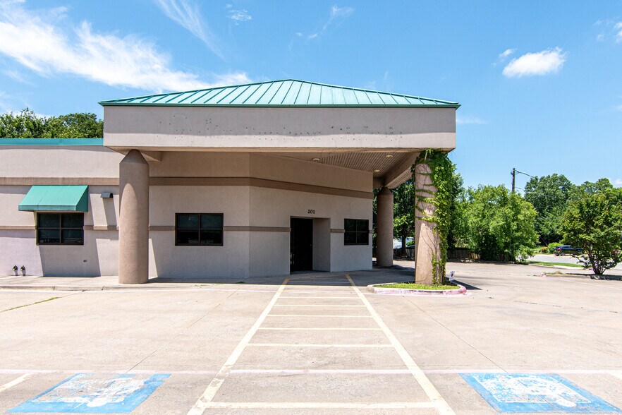 More Photos Of 201 W 5th St, Bonham Medical For Lease