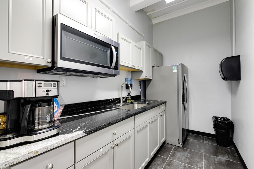 More Photos Of 424 E Grace St, Richmond Bank For Lease