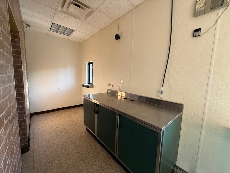 More Photos Of 304 S Obannon St, Raymond Fast Food For Lease