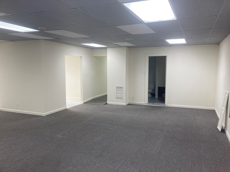 More Photos Of 21 Northfield St, Greenwich Freestanding For Lease