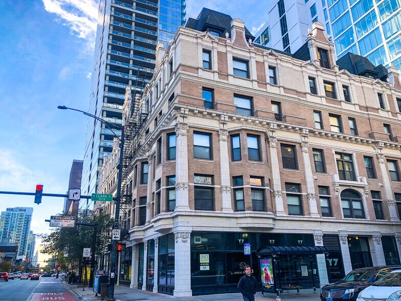 More Photos Of 800 N Clark St, Chicago Apartments For Lease