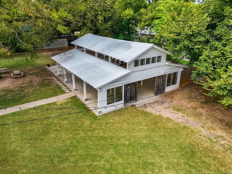 More Photos Of 924 S Main St, Broken Arrow Showroom For Sale