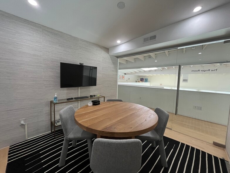 More Photos Of 553-555 Rose Ave, Venice Office For Lease