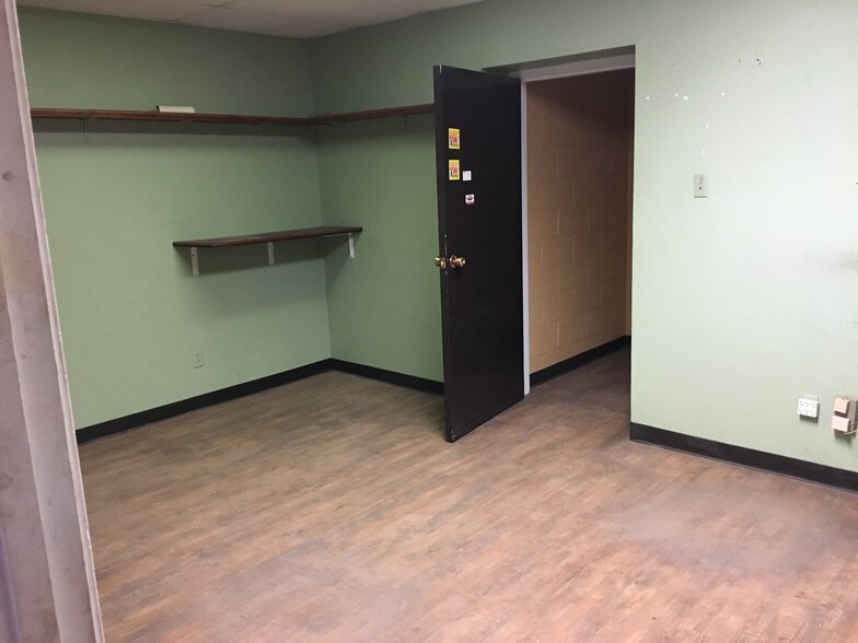 More Photos Of 2006 50th St, Lubbock Flex For Lease