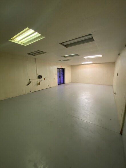 More Photos Of 819 S Laredo St, San Antonio Warehouse For Lease