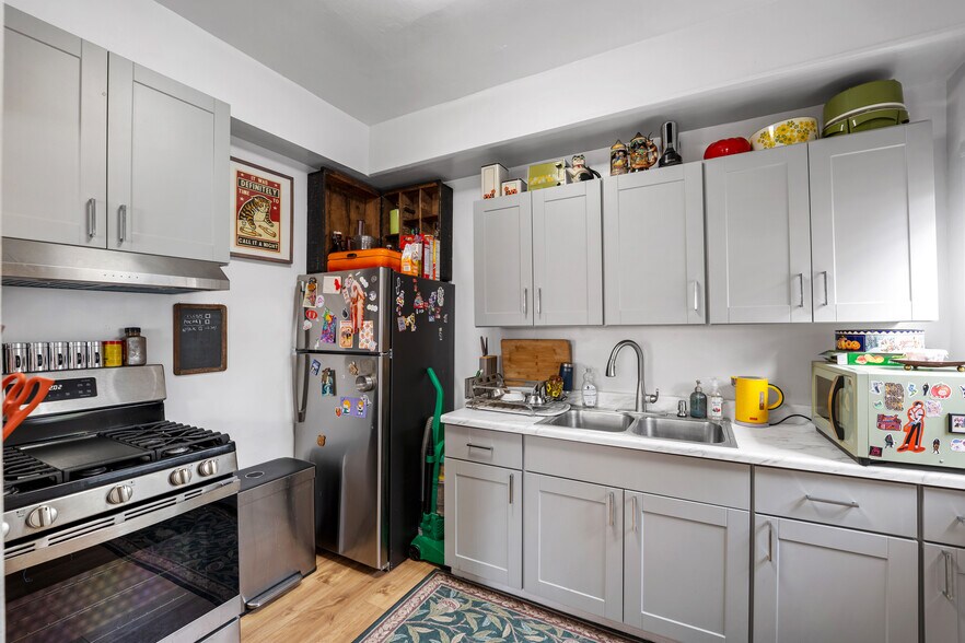 More Photos Of 204 S Serrano Ave, Los Angeles Apartments For Sale