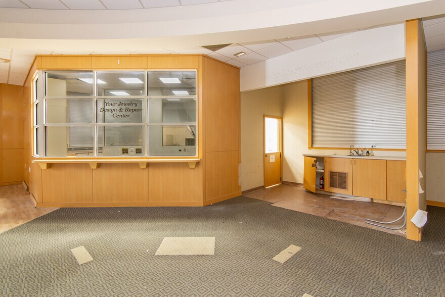 More Photos Of 451 W 14 Mile Rd, Madison Heights Freestanding For Sale