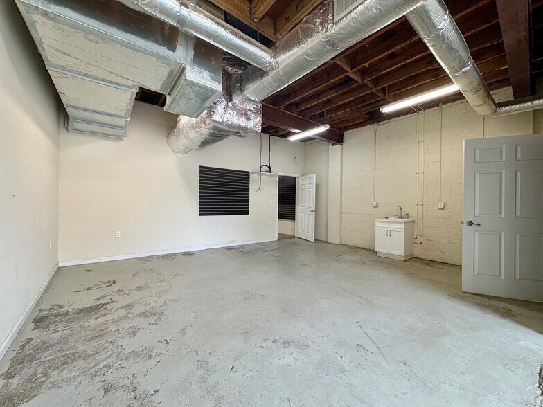 More Photos Of 188 Coxe Ave, Asheville Showroom For Lease