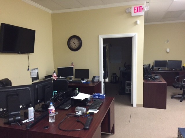 More Photos Of 9405 Huffmeister Rd, Houston Storefront Retail Office For Lease