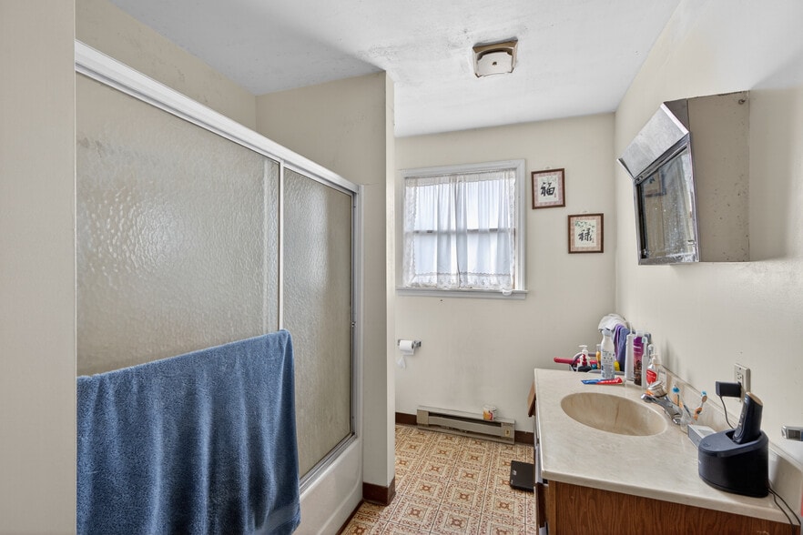 More Photos Of 5585 MacArthur Rd, Whitehall Showroom For Sale