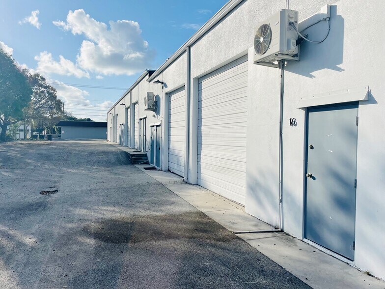 More Photos Of 1109 Okeechobee Rd, West Palm Beach Flex For Lease