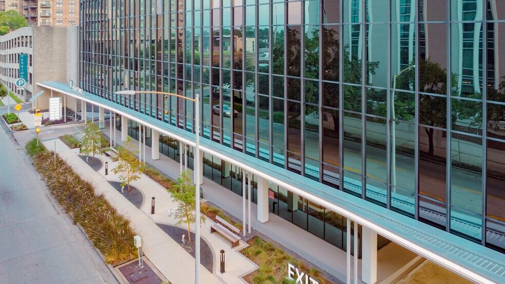 More Photos Of 427 W 20th St, Houston Medical For Lease