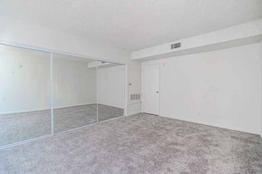 More Photos Of 6121 Woodman Ave, Van Nuys Apartments For Sale