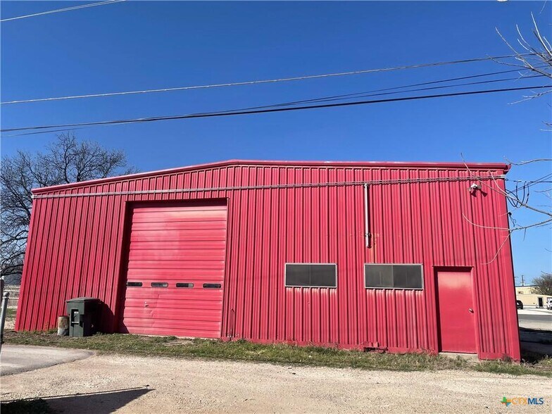 More Photos Of 107 10th St, Lampasas General Retail For Sale